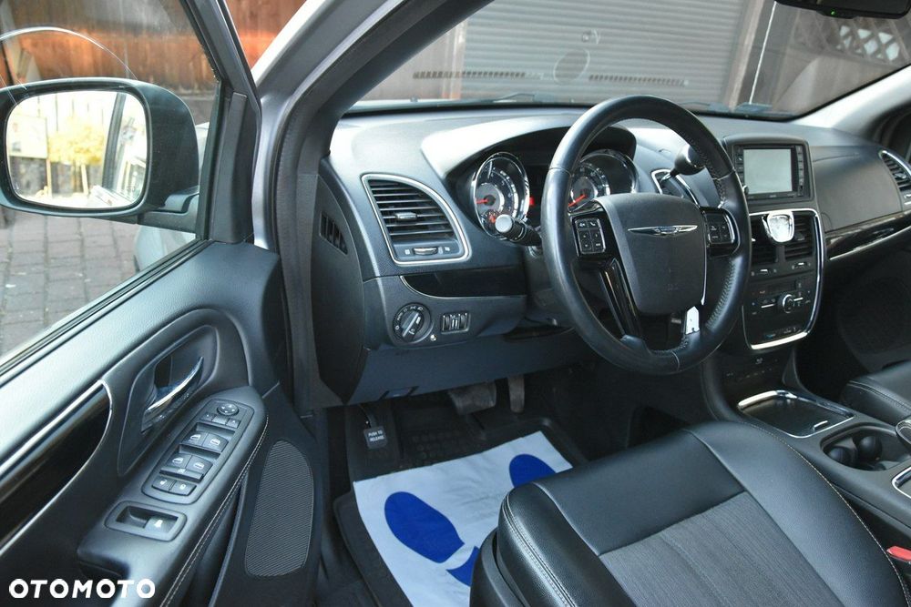 Chrysler Town & Country - 15