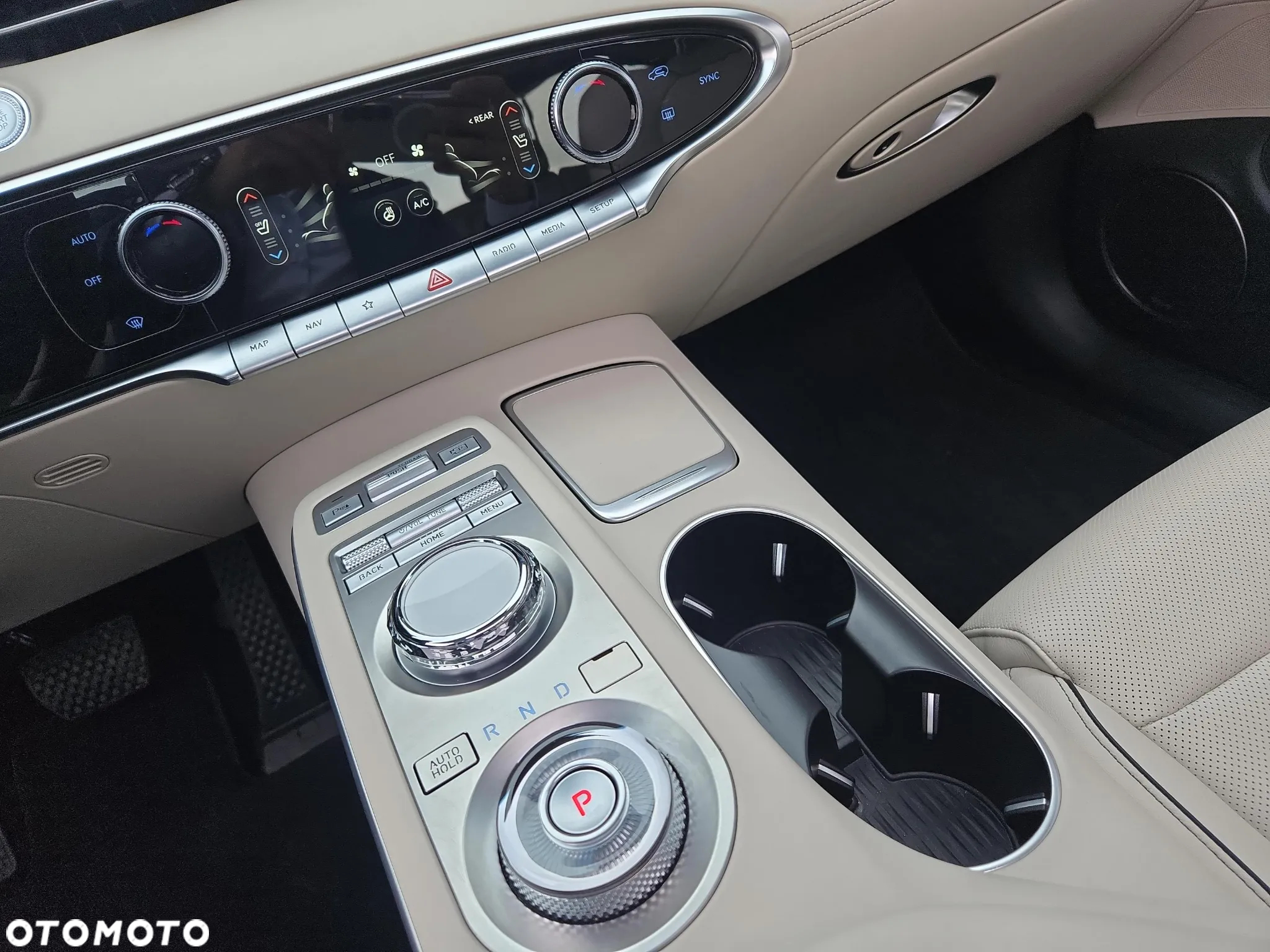 Genesis GV70 2.5T AWD AT8 Luxury Line - 15