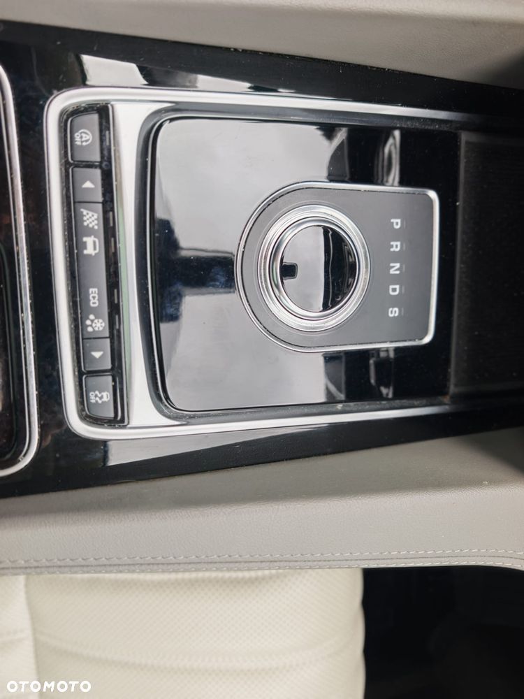 Jaguar F-Pace 30t AWD Portfolio - 19