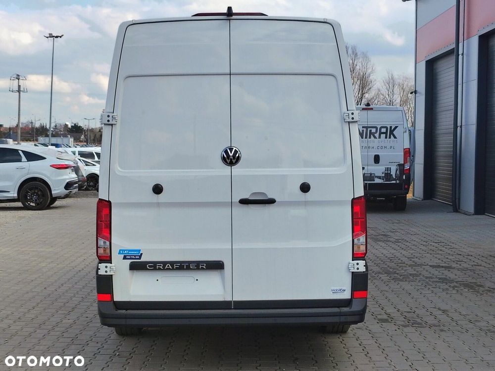 Volkswagen Crafter Crafter 35 Furgon z wysokim dachem silnik: 2,0 l EURO VI SCR 163 KM / skrzynia biegów: Przedni napęd automatyczna 8-biegowa rozstaw osi: 4490 mm L5 - 5