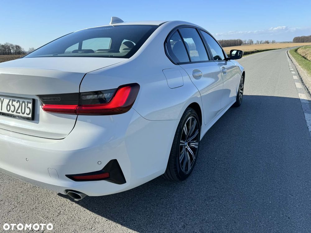 BMW Seria 3 318d Sport Line Shadow - 12