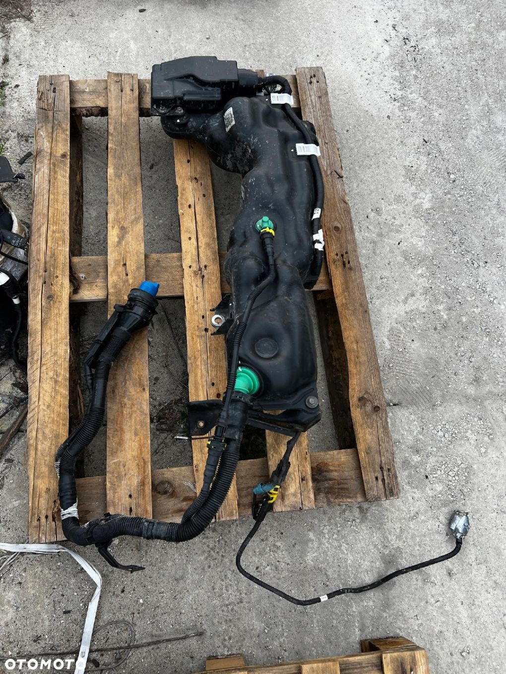 ZBIORNIK BAK WLEW POMPA ADBLUE TOYOTA HILUX VIII 2020 2.4D - 1