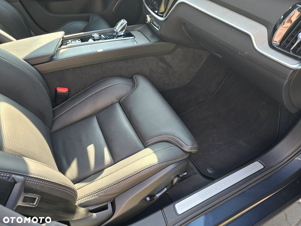 Volvo V60 B4 B DKG Plus Dark - 17