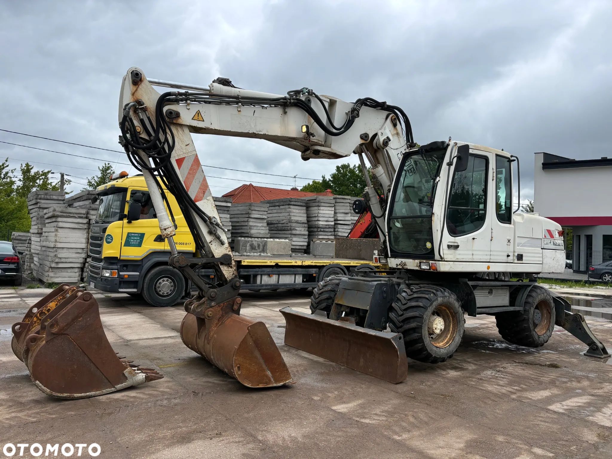Liebherr A316 z 2004r. / 3 łyżki / podpory / pług - 1