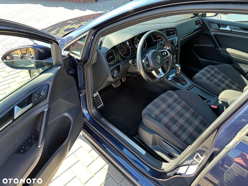 Volkswagen Golf - 6