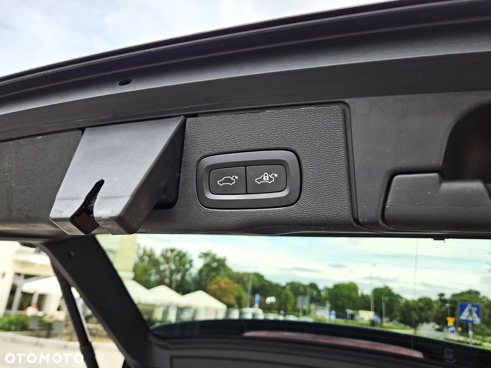 Volvo XC 60 T5 AWD Momentum Pro - 23