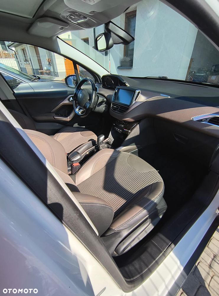 Peugeot 2008 1.2 Pure Tech Allure S&S - 14