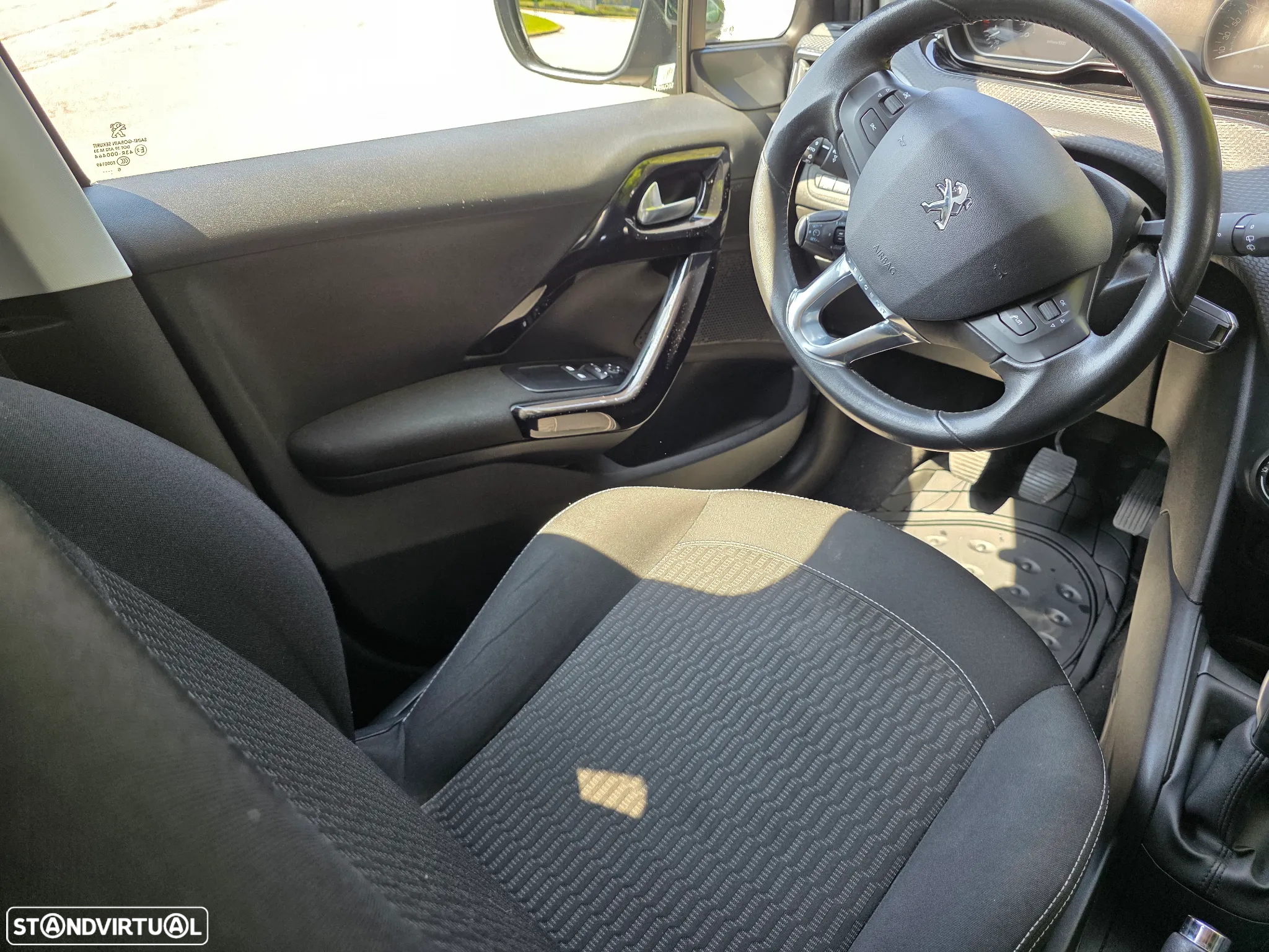 Peugeot 208 - 13
