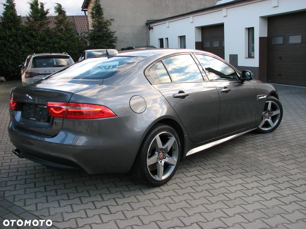 Jaguar XE D180 R-Dynamic S - 2
