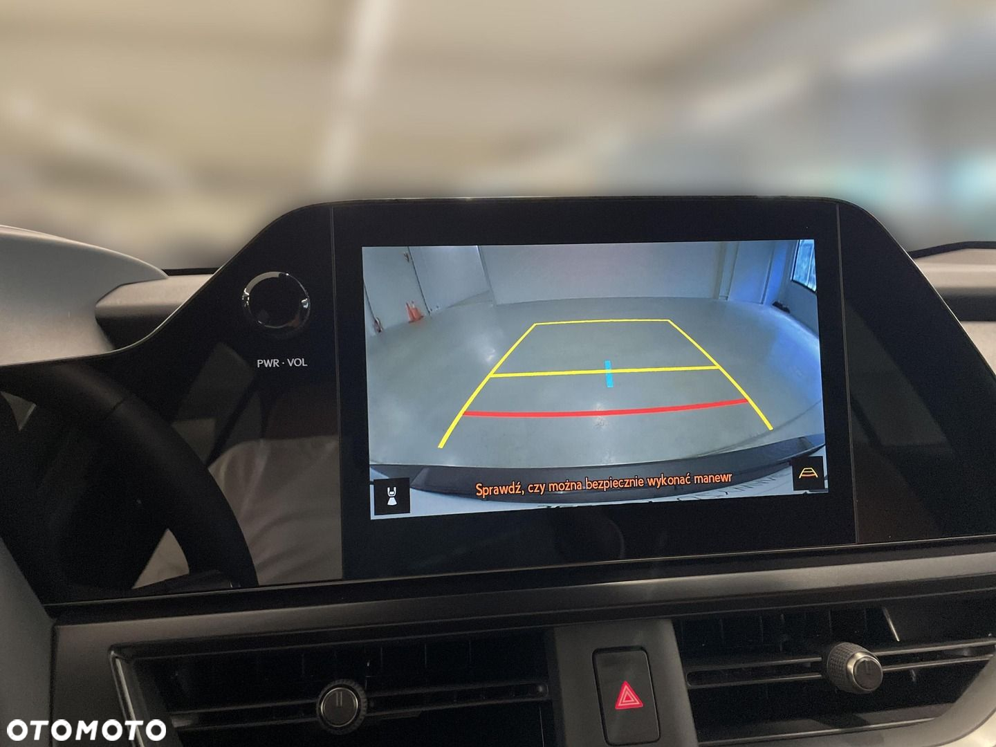Lexus UX 300h Business - 22
