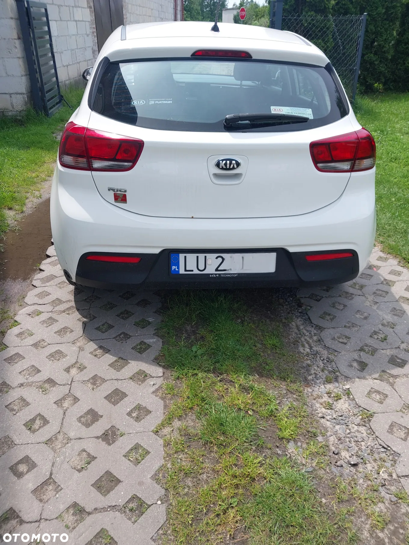 Kia Rio 1.2 L - 12