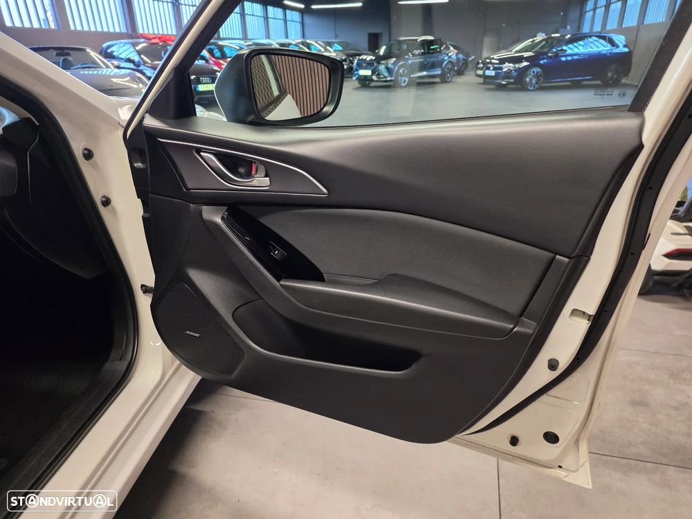 Mazda 3 Sedan 1.5 Sky-D Evolve HS Navi - 25