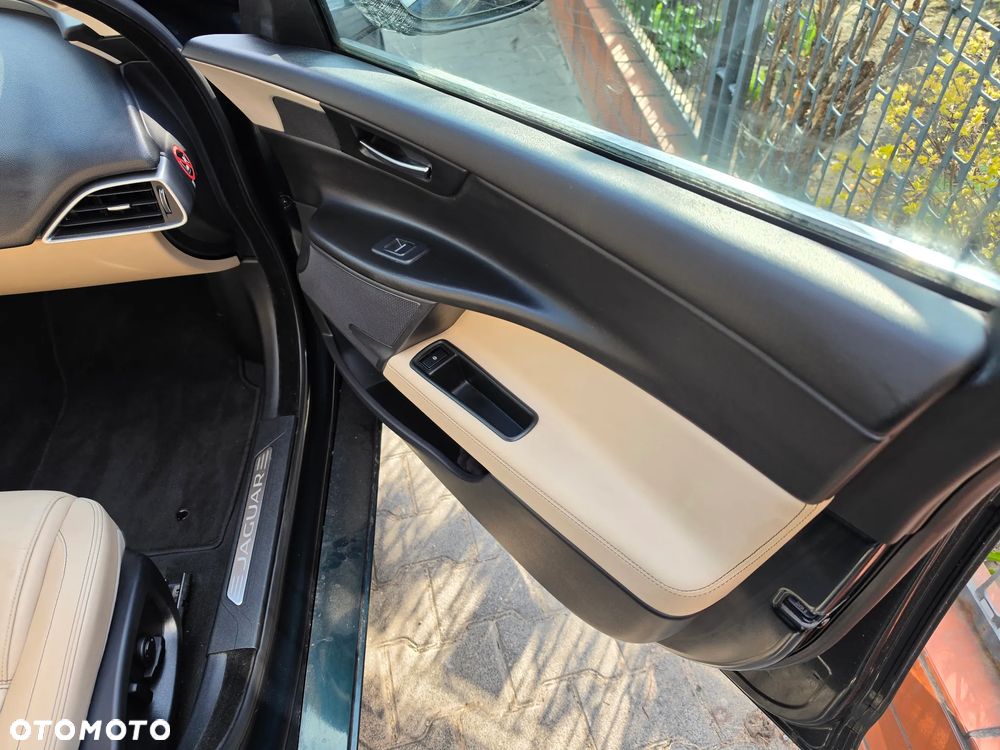 Jaguar XE 2.0 D AWD R-Sport - 11