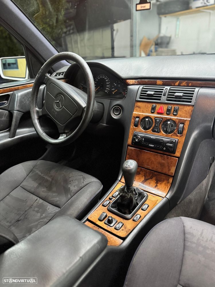 Mercedes-Benz E 250 TD Classic - 9