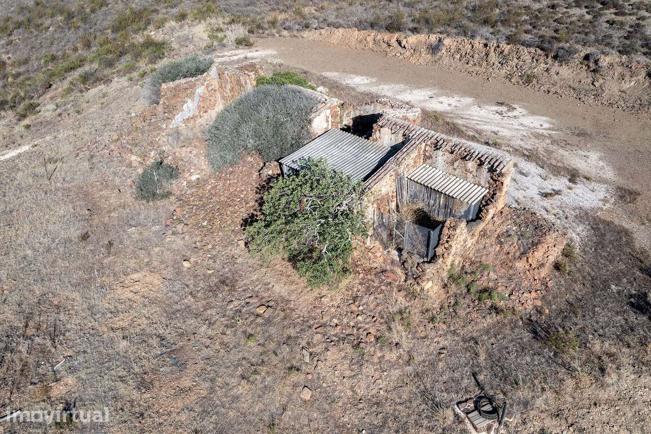 TERRENO PARA CONSTRUÇÃO COM RUÍNA PARA VENDA EM LAGOS - Grande imagem: 2/9