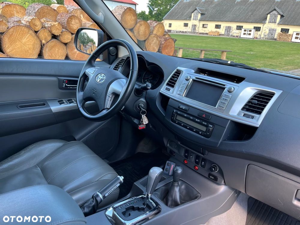 Toyota Hilux 3.0 D-4D SR5 - 18