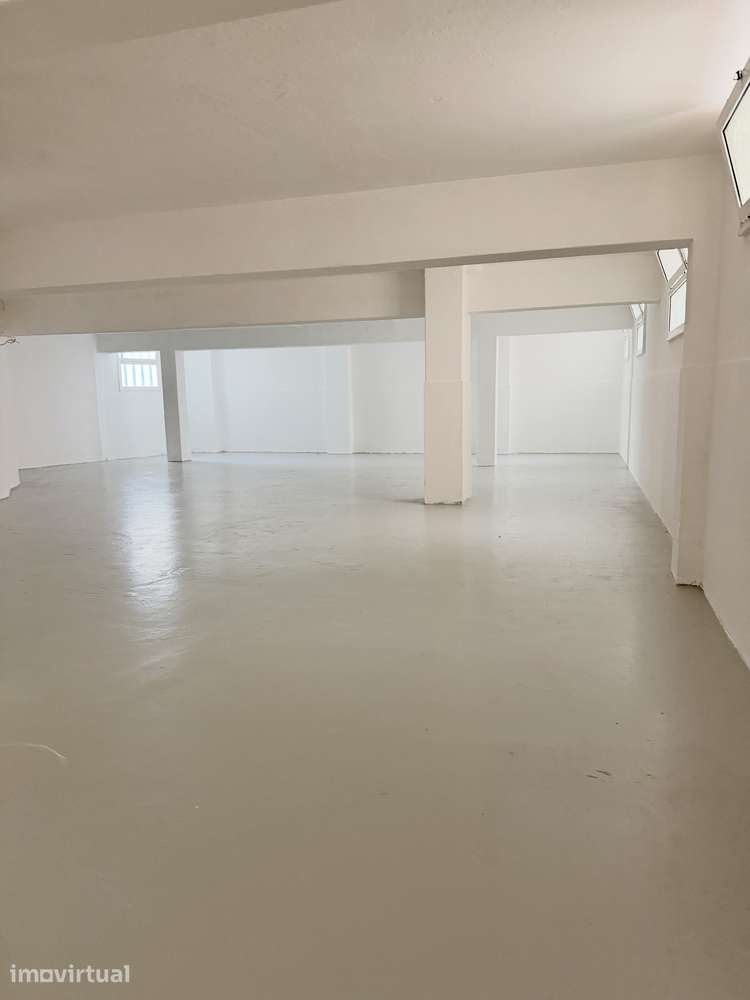 Armazém 300 m² | Duas Entradas Independentes | Acesso para Viaturas - Grande imagem: 3/12