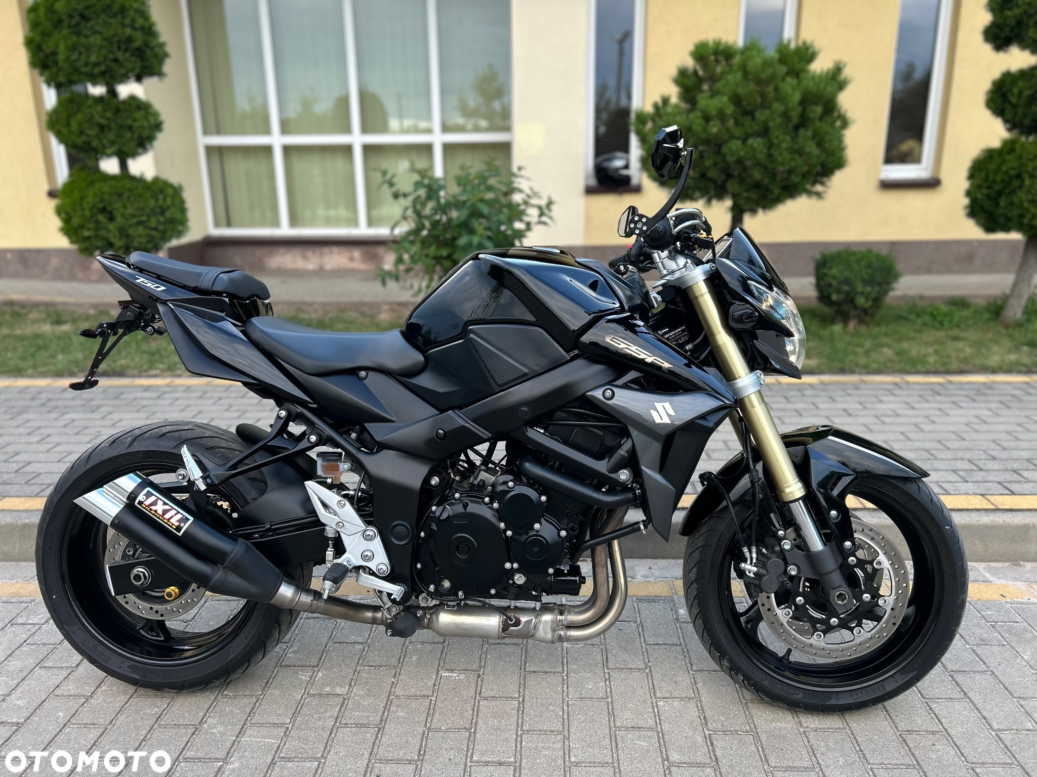 Suzuki GSR - 4