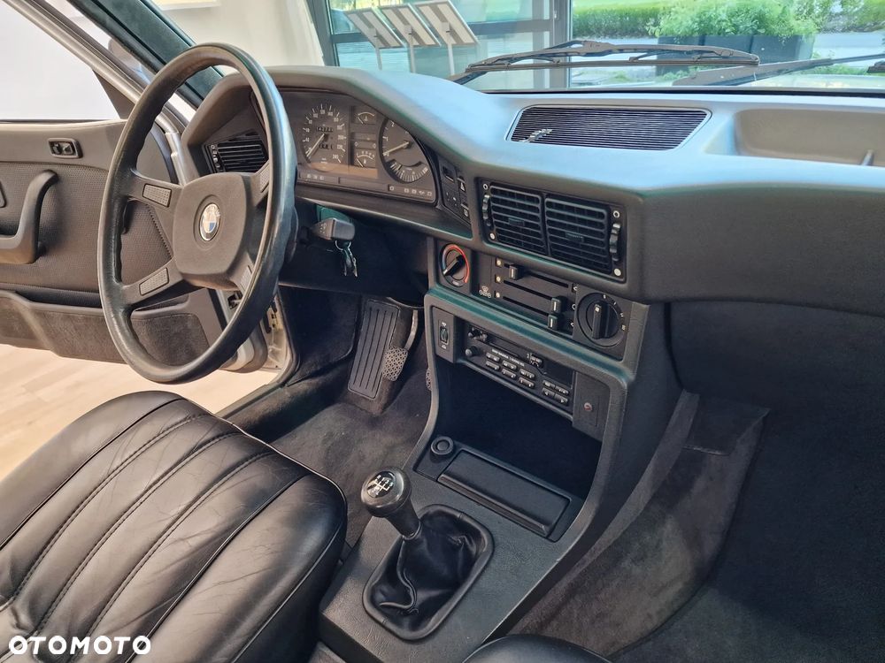 BMW Seria 5 520i - 28