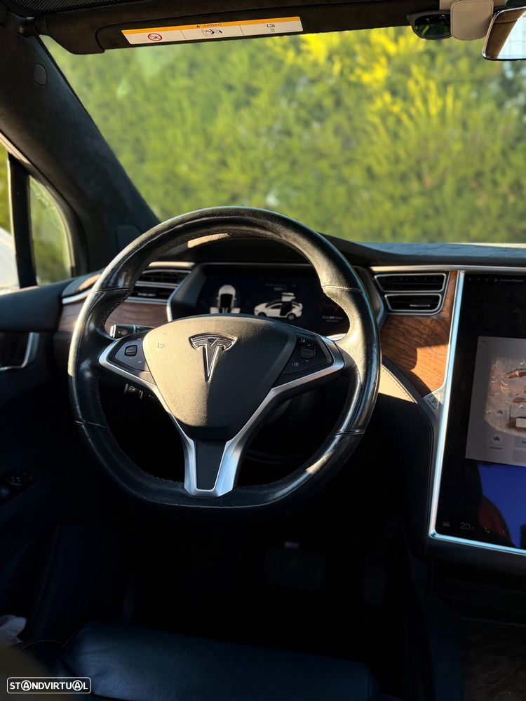 Tesla Model X - 14