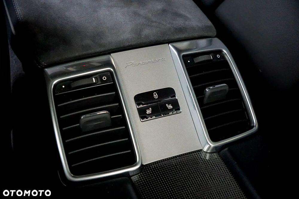 Porsche Panamera GTS PDK - 38