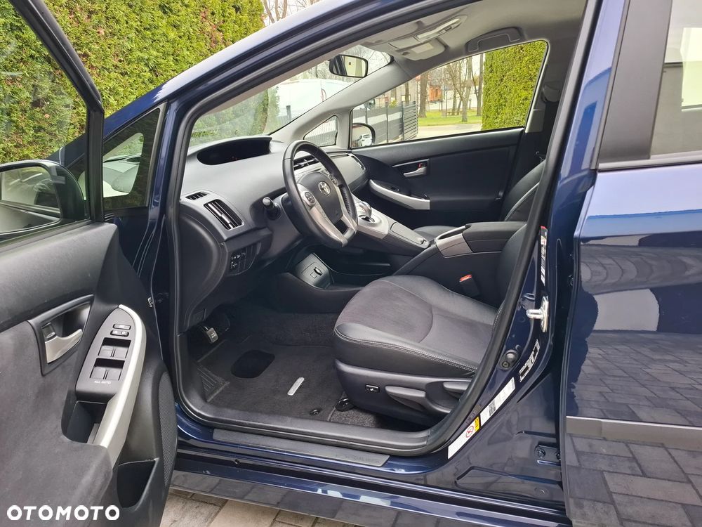 Toyota Prius (Hybrid) Executive - 13