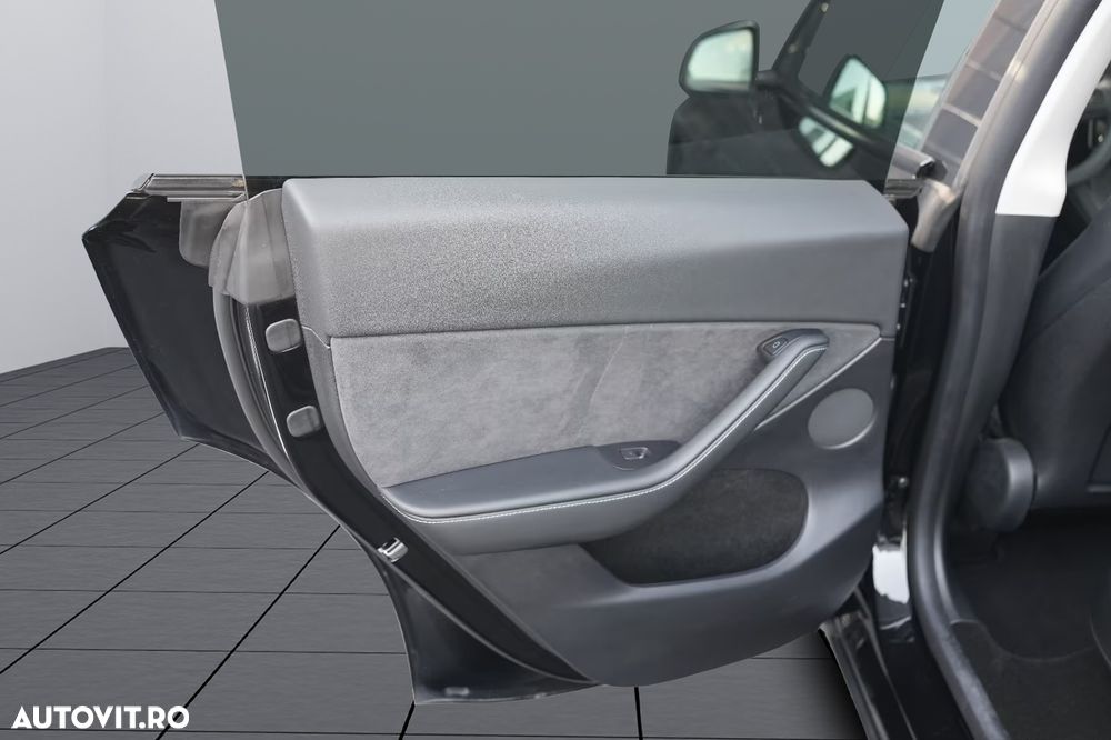 Tesla Model Y Long Range Dual Motor AWD - 8