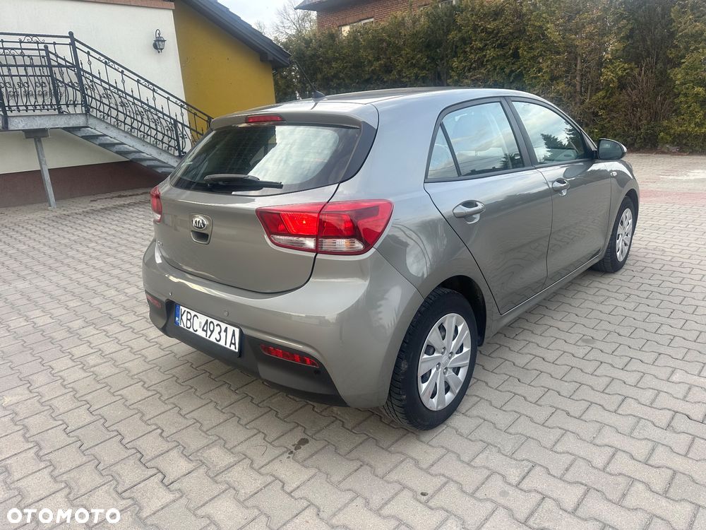 Kia Rio 1.2 L - 6