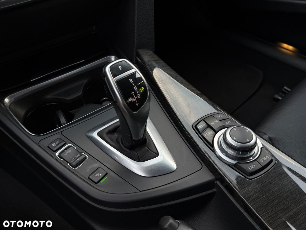 BMW Seria 3 328i Luxury Line - 26