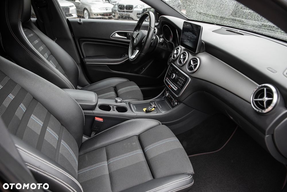 Mercedes-Benz CLA 250 7G-DCT - 32
