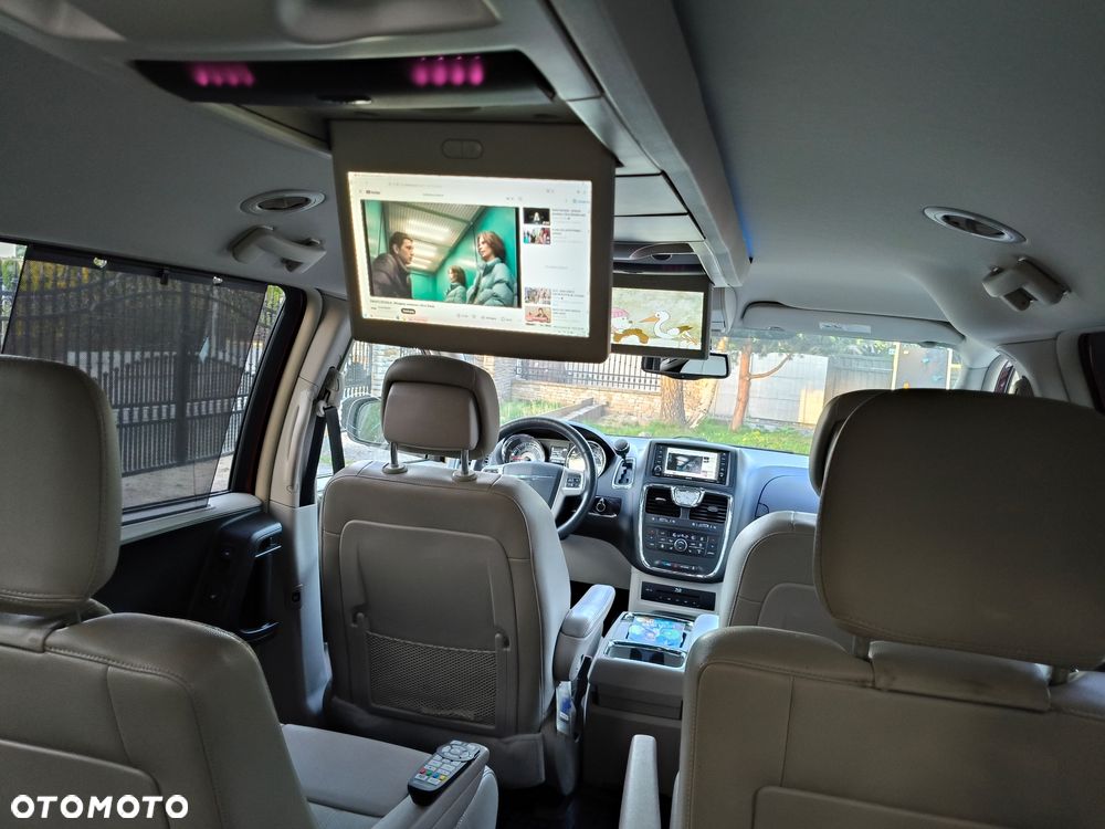 Chrysler Town & Country - 9