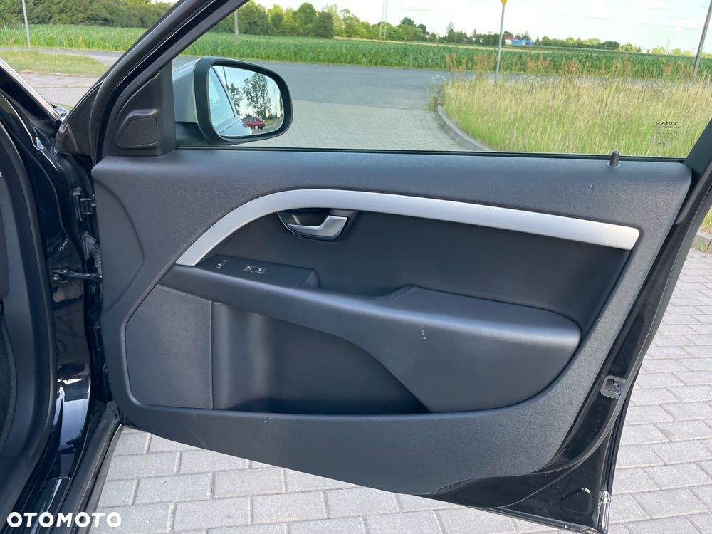 Volvo V70 D5 R-Design - 34