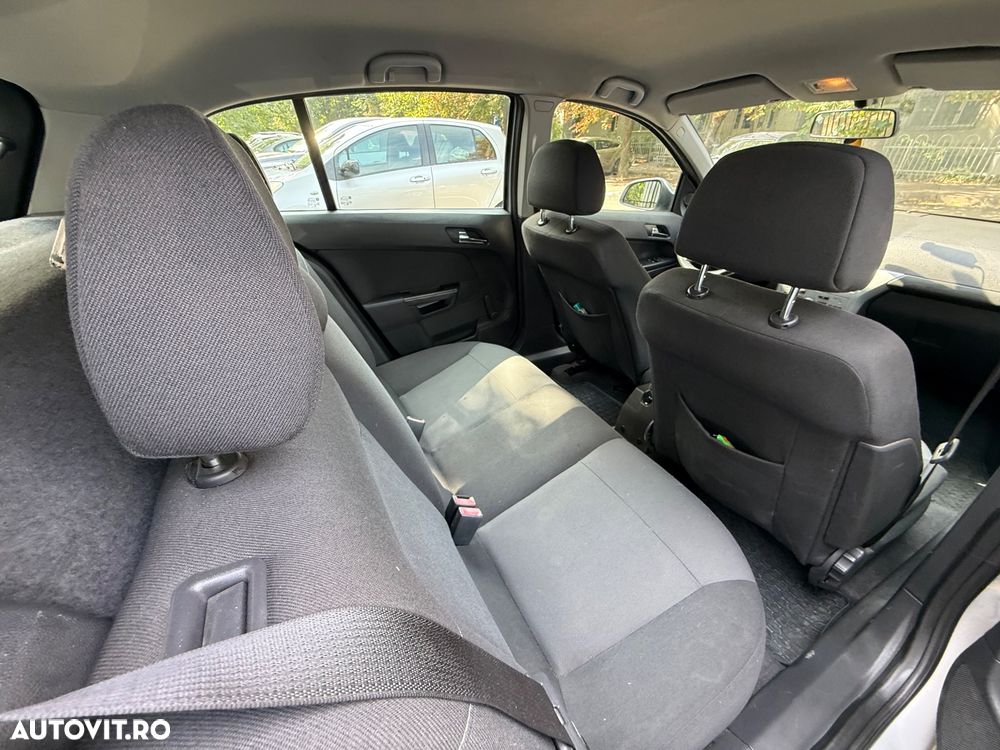Opel Astra 2011 photo 4
