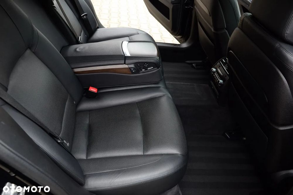 BMW Seria 7 750Ld xDrive - 31