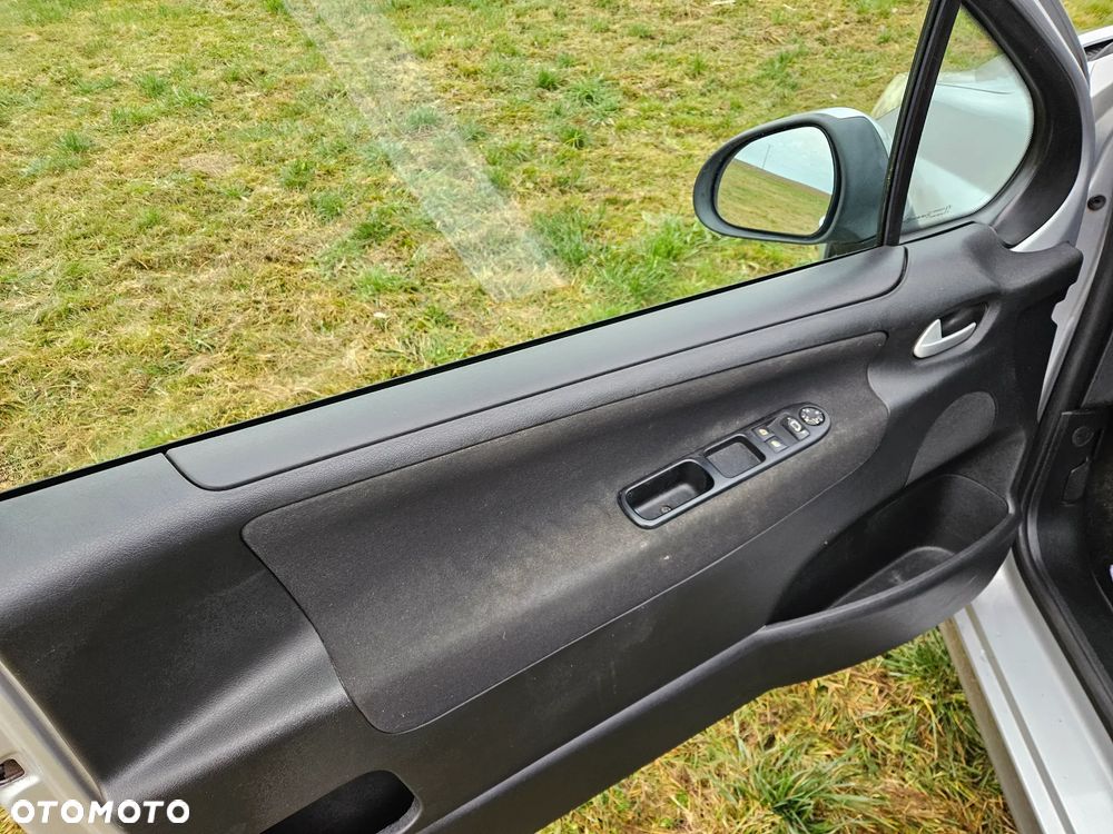 Peugeot 207 1.4 16V Trendy - 16