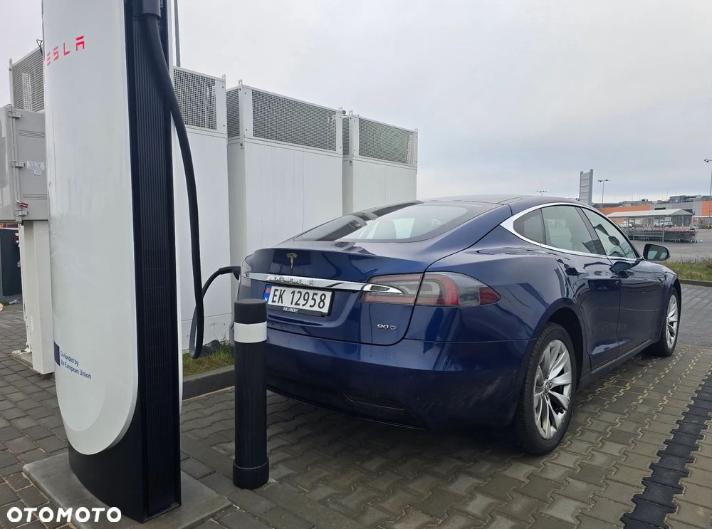 Tesla Model S - 3