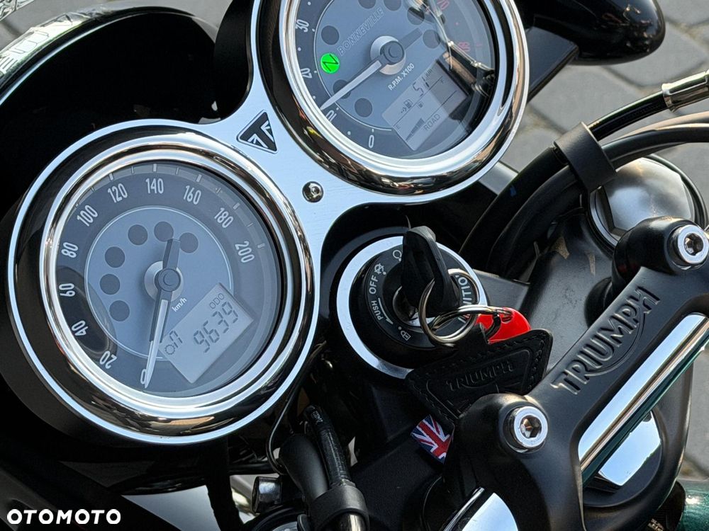 Triumph Bonneville - 9