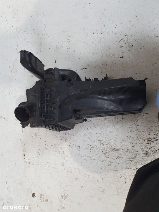 Ford Fiesta MK7 lift 1,0 obudowa filtra powietrza. - 3