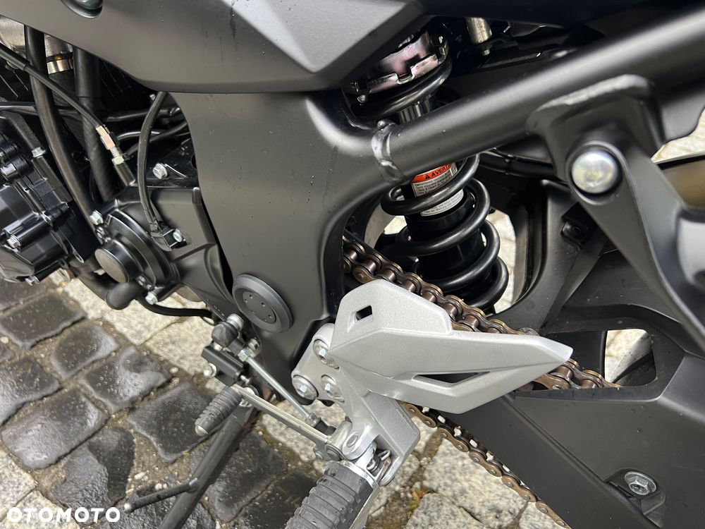 Suzuki GSR - 27