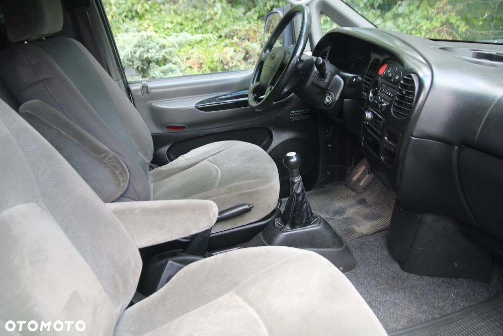 Hyundai H-1 Starex - 10