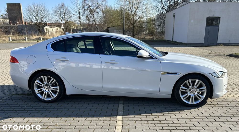Jaguar XE 2.0 D Portfolio - 8