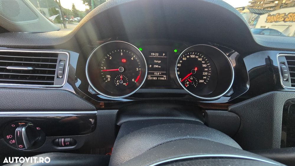 Volkswagen Jetta 2.0 TDI DSG Highline - 9