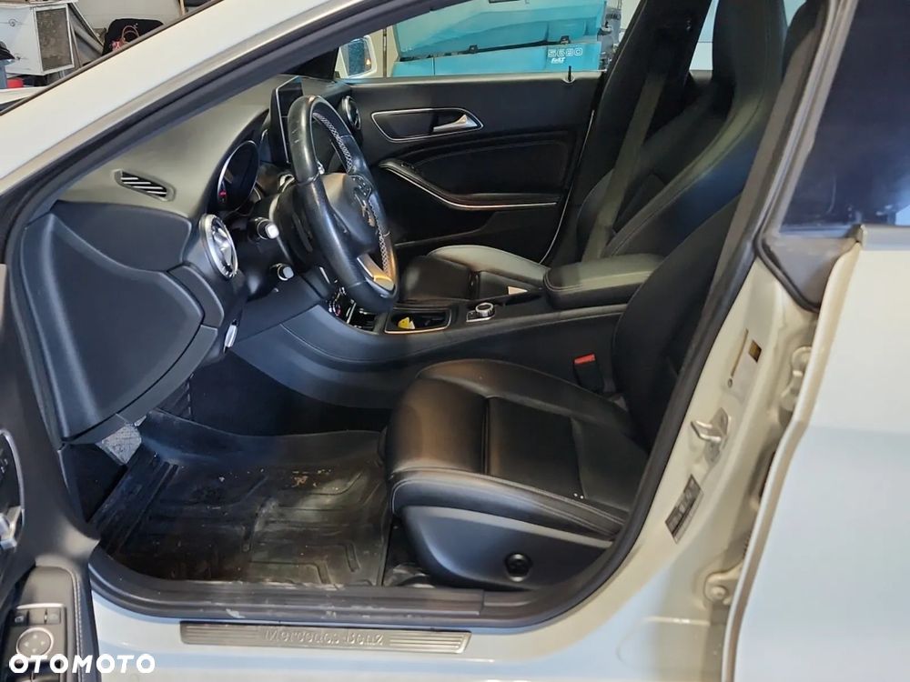 Mercedes-Benz CLA 250 4Matic 7G-DCT AMG Line - 10
