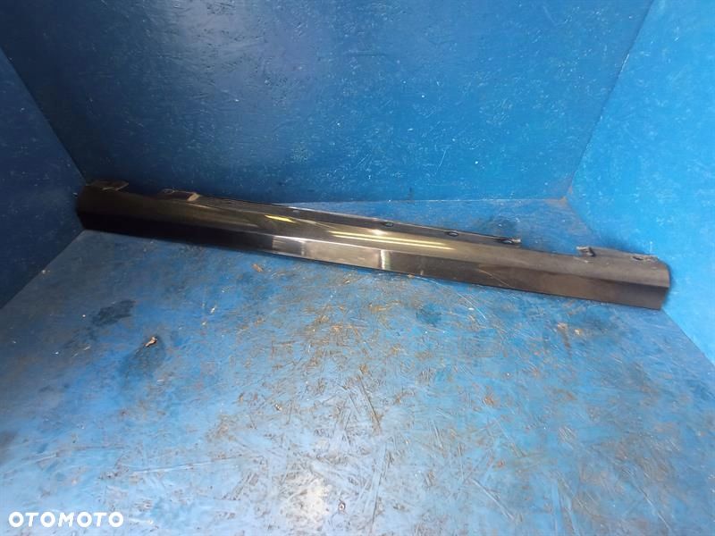 LISTWA PROGOWA LEWA ZEWNĘTRZNA MERCEDES W204 - 1
