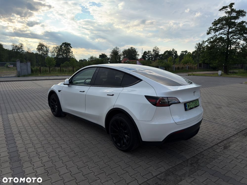 Tesla Model Y Long Range AWD - 3