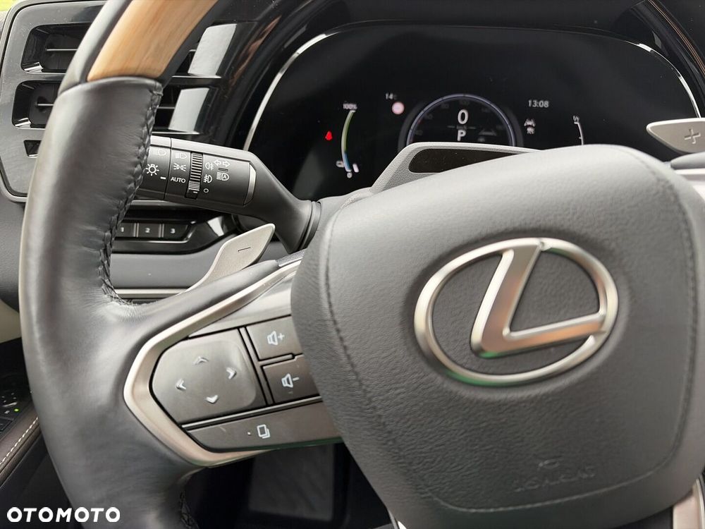 Lexus RX 450h+ Omotenashi - 37