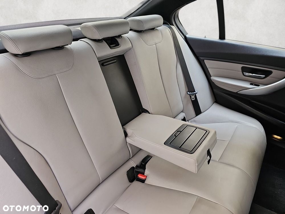 BMW Seria 3 335i xDrive Sport Line - 31