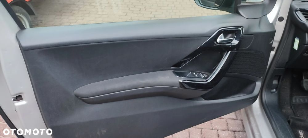 Peugeot 208 - 16