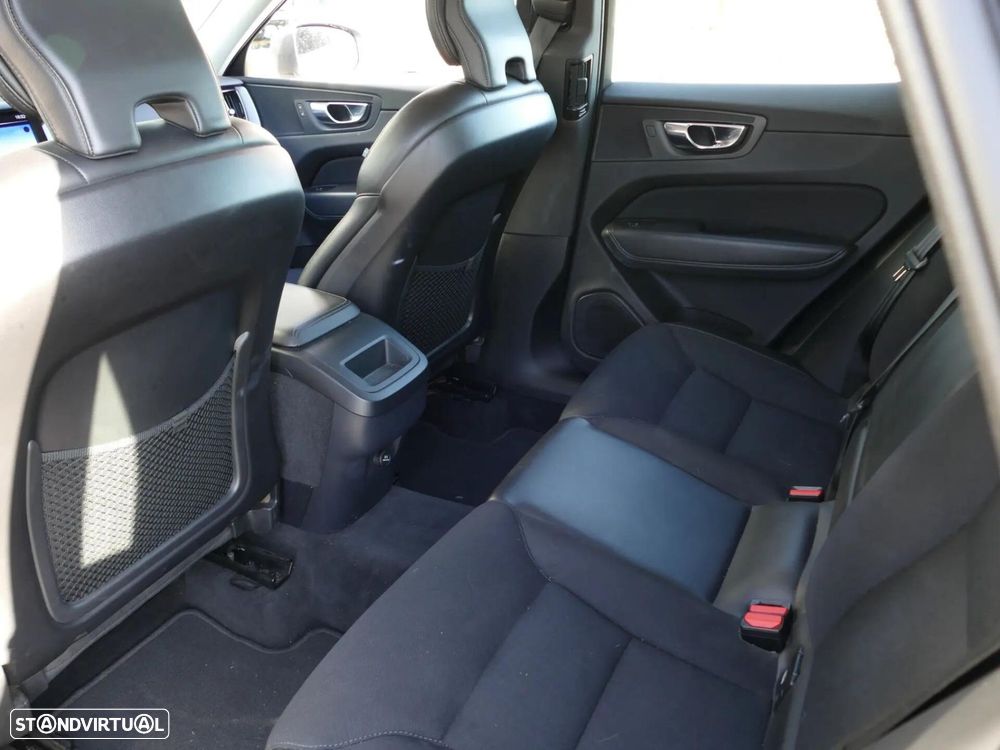 Volvo XC 60 2.0 D4 Momentum Geartronic - 33