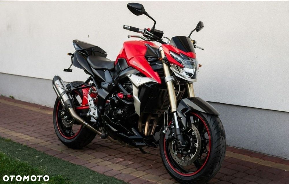 Suzuki GSR - 13